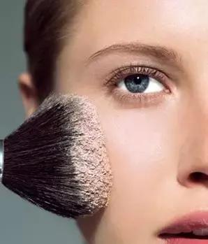 有没有不对皮肤造成负担的彩妆,哪个牌子的彩妆对脸没有伤害