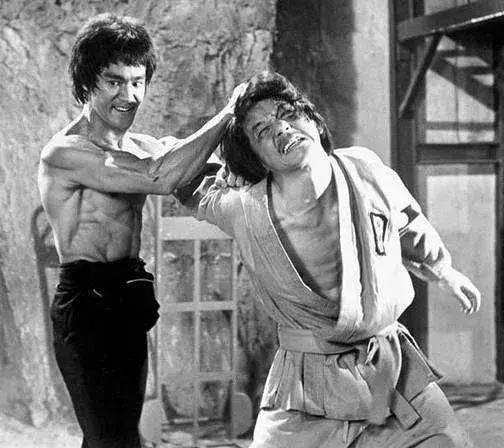 成龙节俭的故事,盘点成龙生活非常节俭