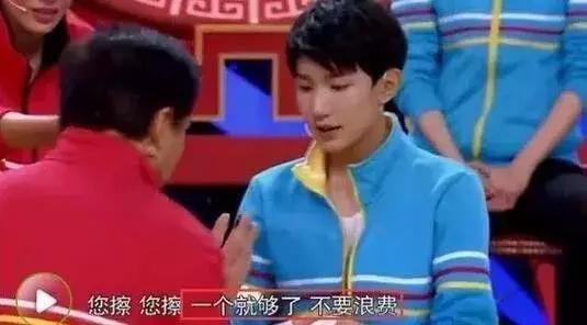 成龙节俭的故事,盘点成龙生活非常节俭