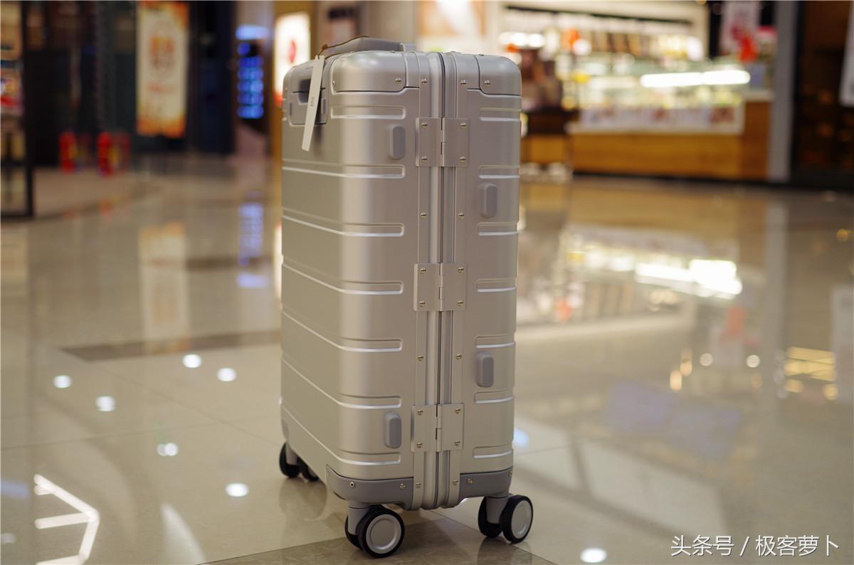 999元+镁铝合金+TSA锁，小米再扮价格屠夫叫板RIMOWA