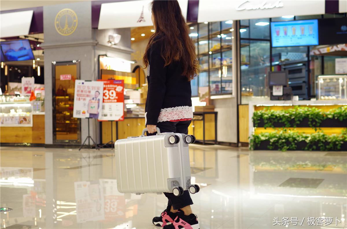 999元+镁铝合金+TSA锁，小米再扮价格屠夫叫板RIMOWA