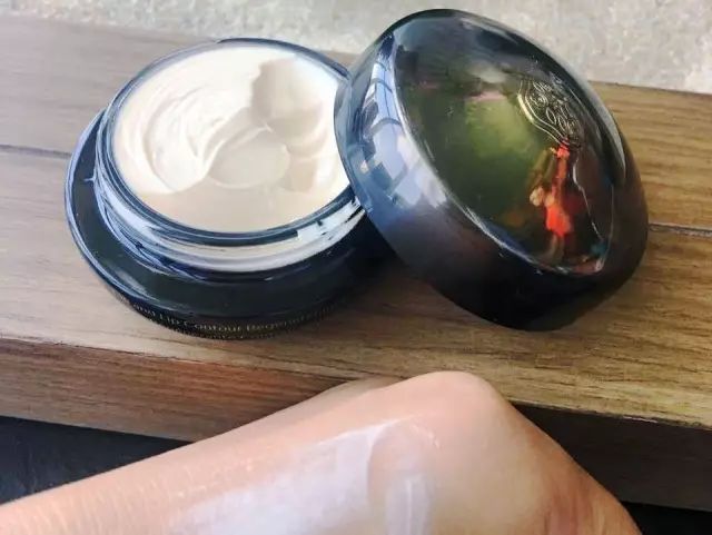 女人要对自己好一点好好护肤,女人就要好好保养