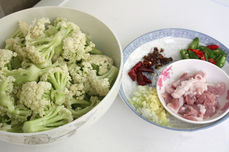 全家人都喜欢吃的干锅花菜,今天中午不知道吃什么