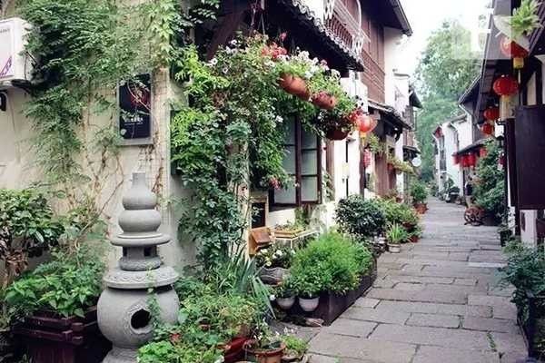 小姐！杭州好，杭州住多了对皮肤好！