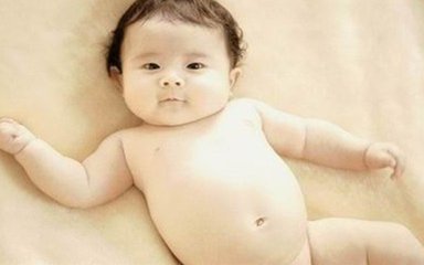 新生儿晚上反复胀肚子哭闹,新生儿15天肚子胀胀硬硬的