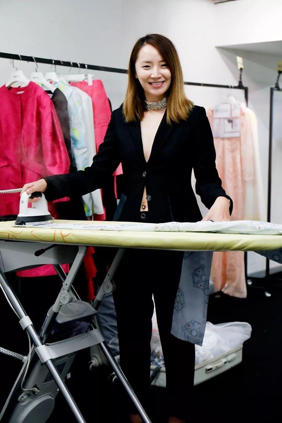 首登米兰,亲子女王“荷”你引领世界亲子装潮流