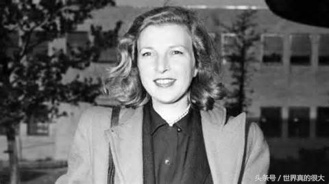 诺曼底登陆中唯一的女人,藏在医用船上,扮成担架工走上海滩