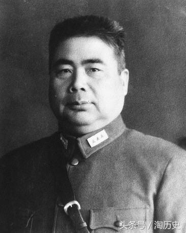 你见过这种将军吗？开会时人家站着他跪着，视察时挨个给人剪指甲