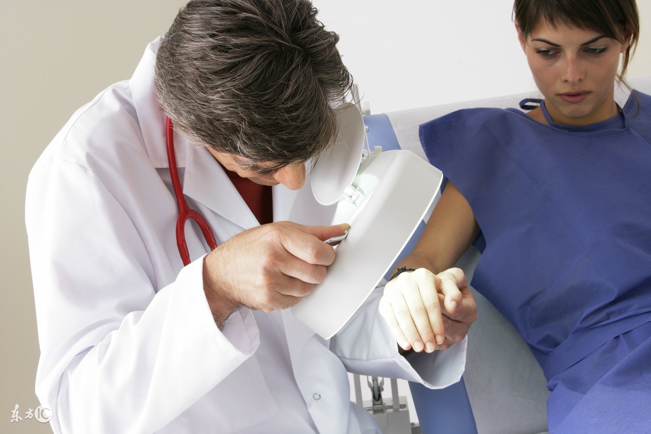 伊曲康唑胶囊治霉菌一天吃几颗,伊曲康唑胶囊治疗真菌感染怎么吃