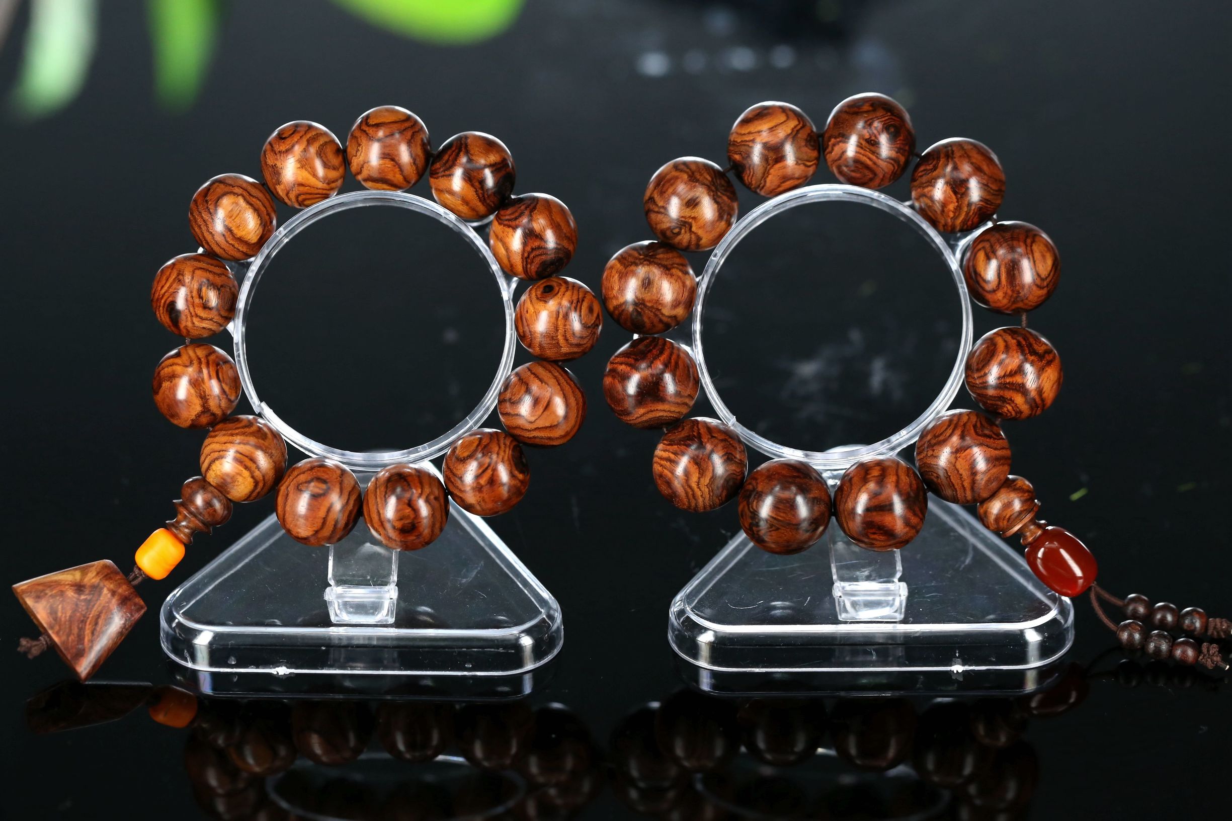 海南黄花梨手串对人体有什么好处,正宗海南黄花梨手串玩出来什么样