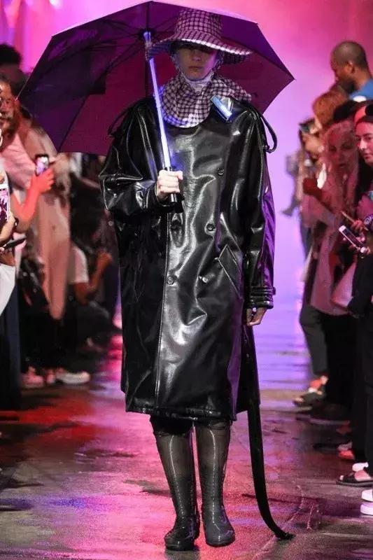 夏日出门必备装备,雨天必备的装备有哪些呢