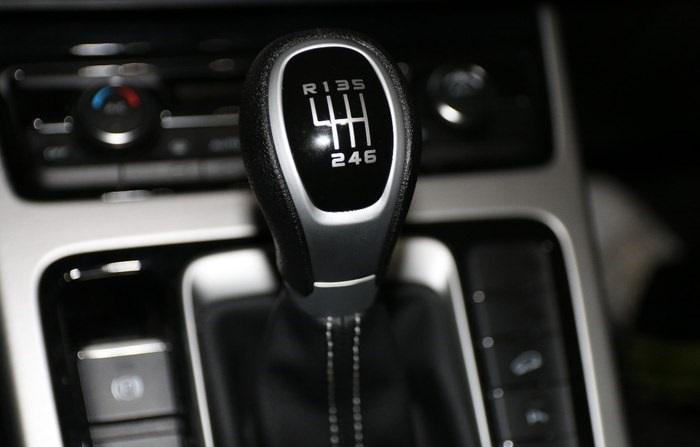 博越手动智尚0-100加速,博越2.0手动挡异响