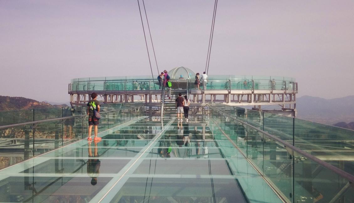 惊险刺激的炸裂玻璃栈道,吓尿玻璃桥视频