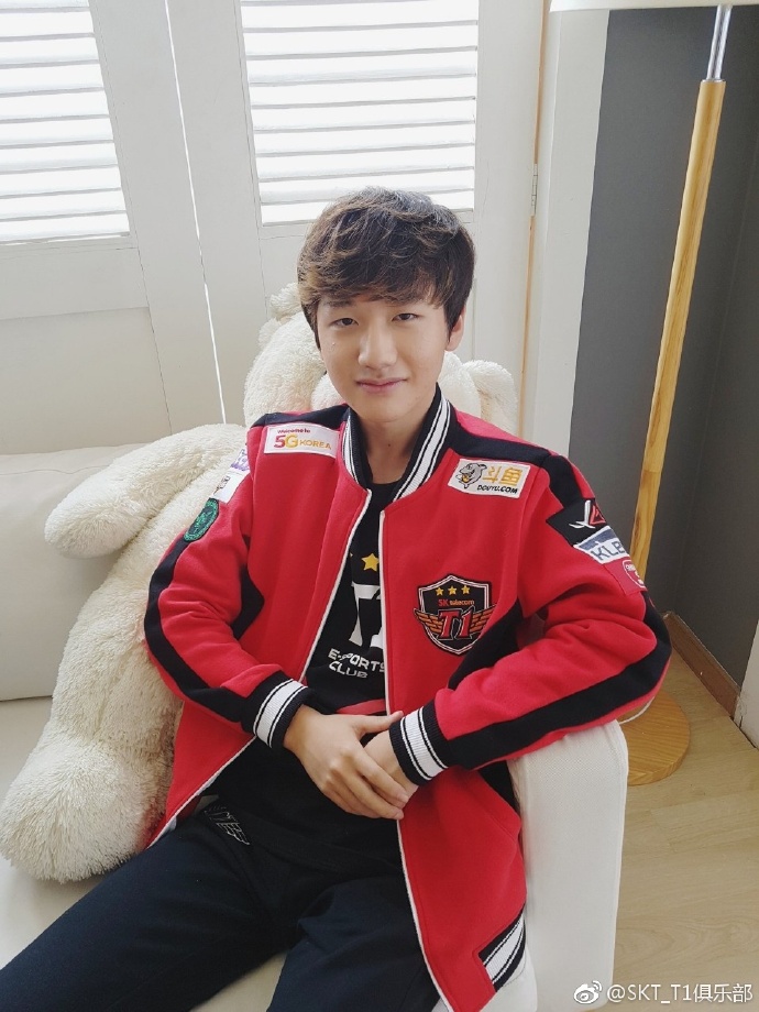 SKT又有新队服穿了!UntaraFaker状态良好登上韩服排名五六