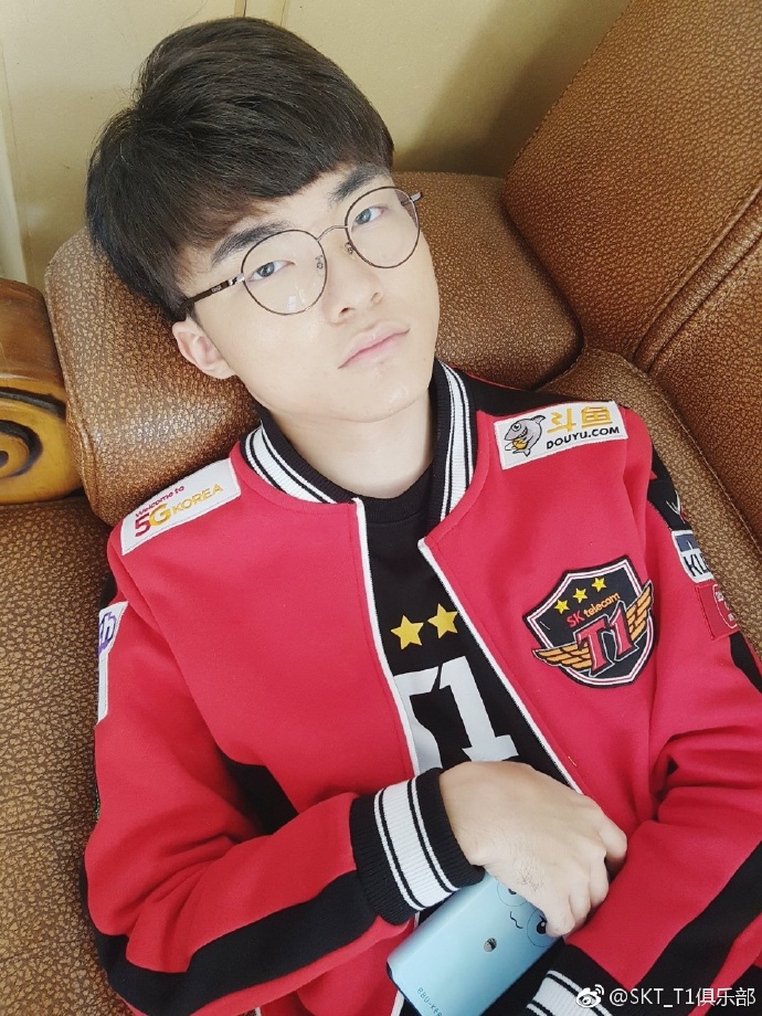 SKT又有新队服穿了!UntaraFaker状态良好登上韩服排名五六