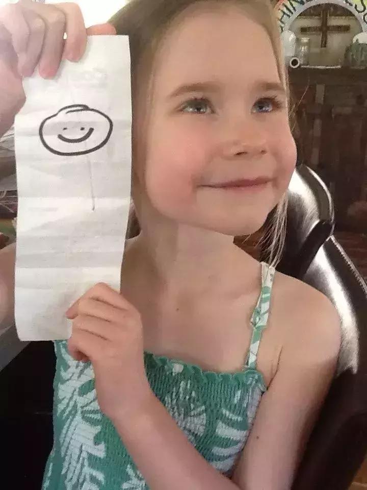 他是一名超市检票员，却依靠神奇画风，给大家带来快乐