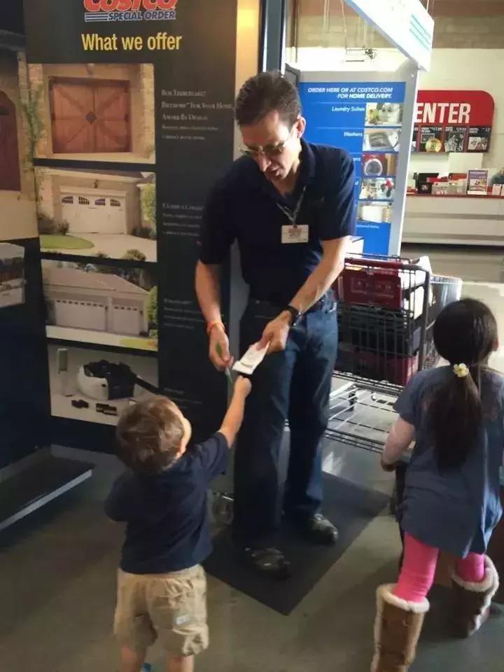 他是一名超市检票员，却依靠神奇画风，给大家带来快乐