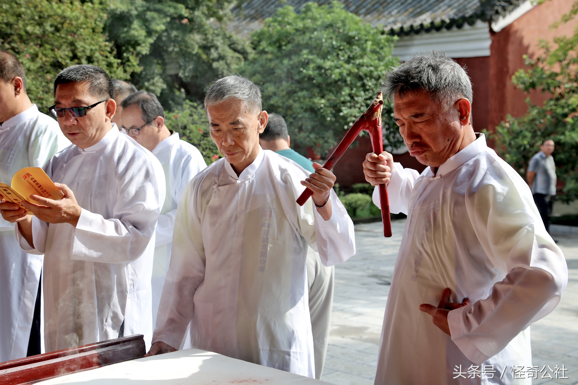 台湾高雄访湖北当阳关陵表演“扶鸾”这种古老的民间道术
