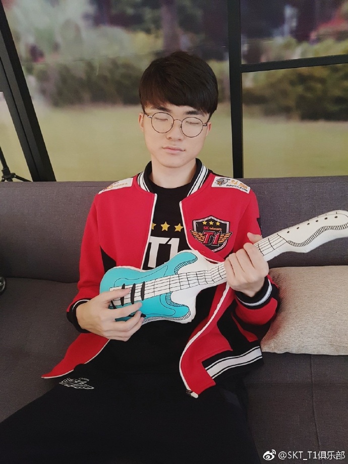 SKT又有新队服穿了!UntaraFaker状态良好登上韩服排名五六