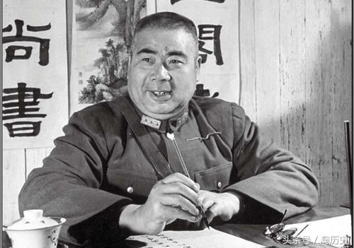 你见过这种将军吗？开会时人家站着他跪着，视察时挨个给人剪指甲