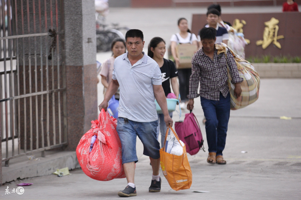缝纫工工资上万的多吗,学服装缝纫工有前途吗