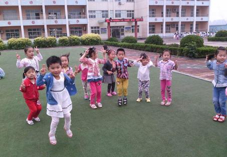 30多个幼儿园孩子足球课,足球兴趣课