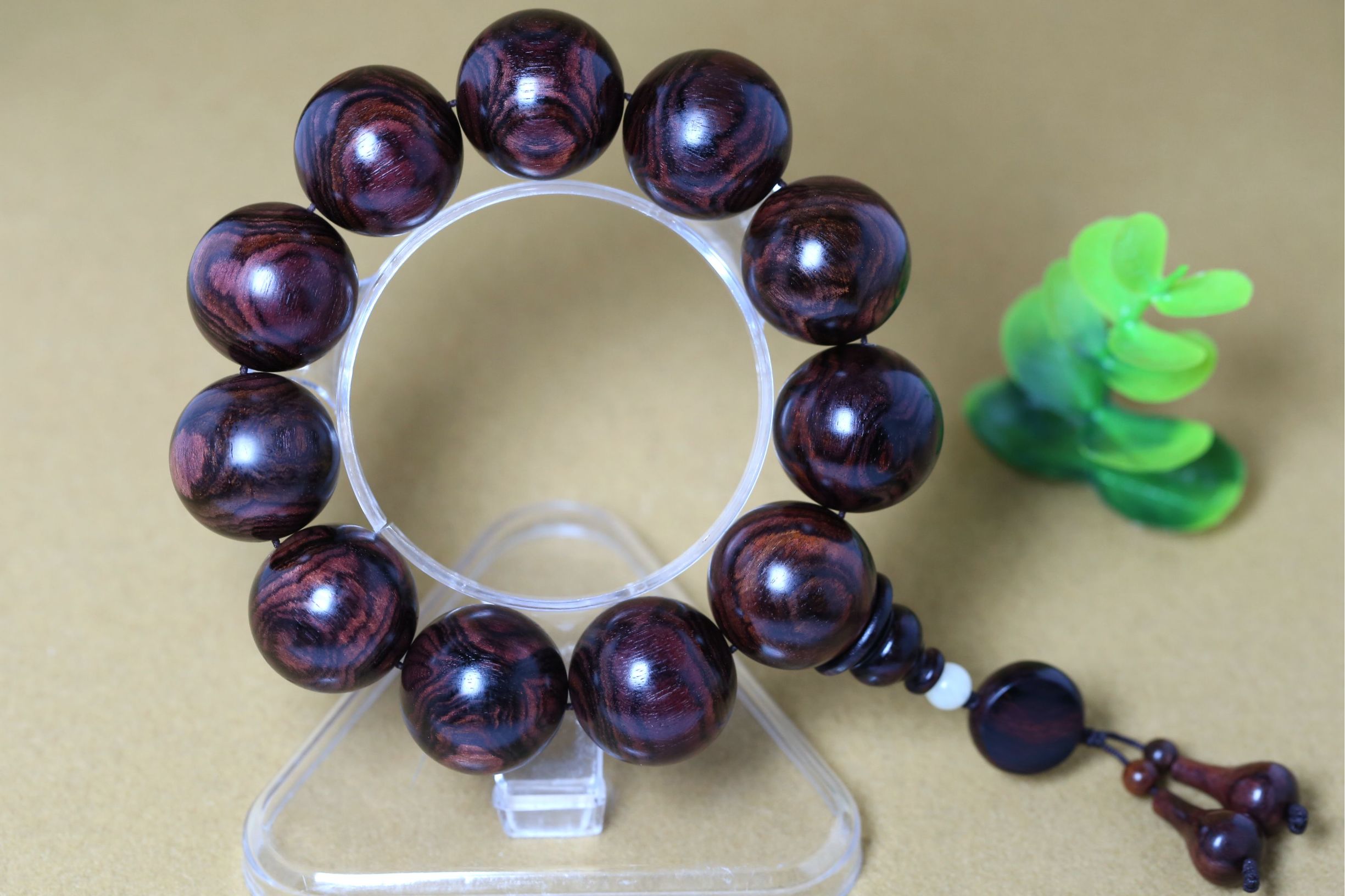 海南黄花梨手串对人体有什么好处,正宗海南黄花梨手串玩出来什么样