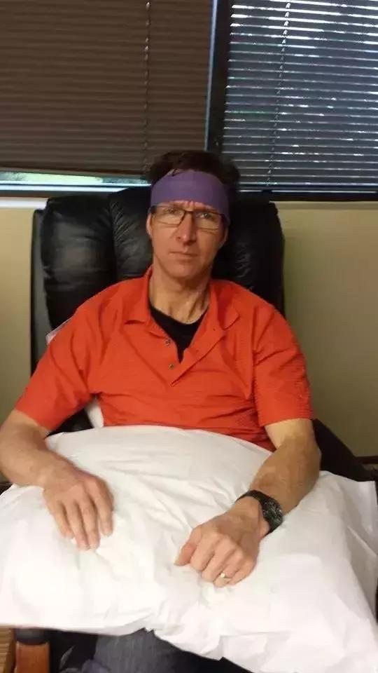 他是一名超市检票员，却依靠神奇画风，给大家带来快乐