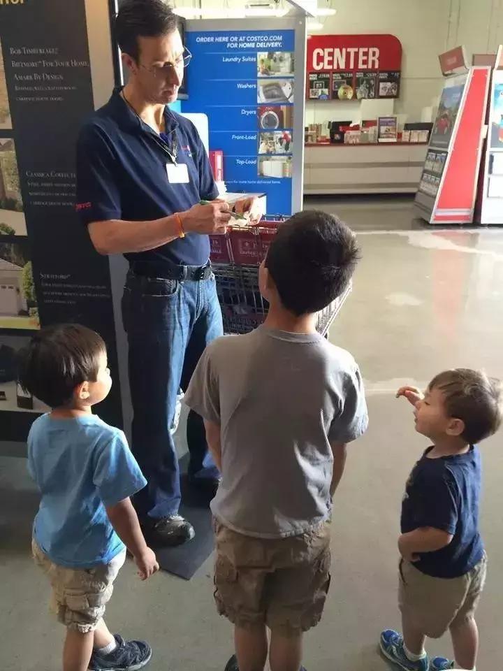 他是一名超市检票员，却依靠神奇画风，给大家带来快乐