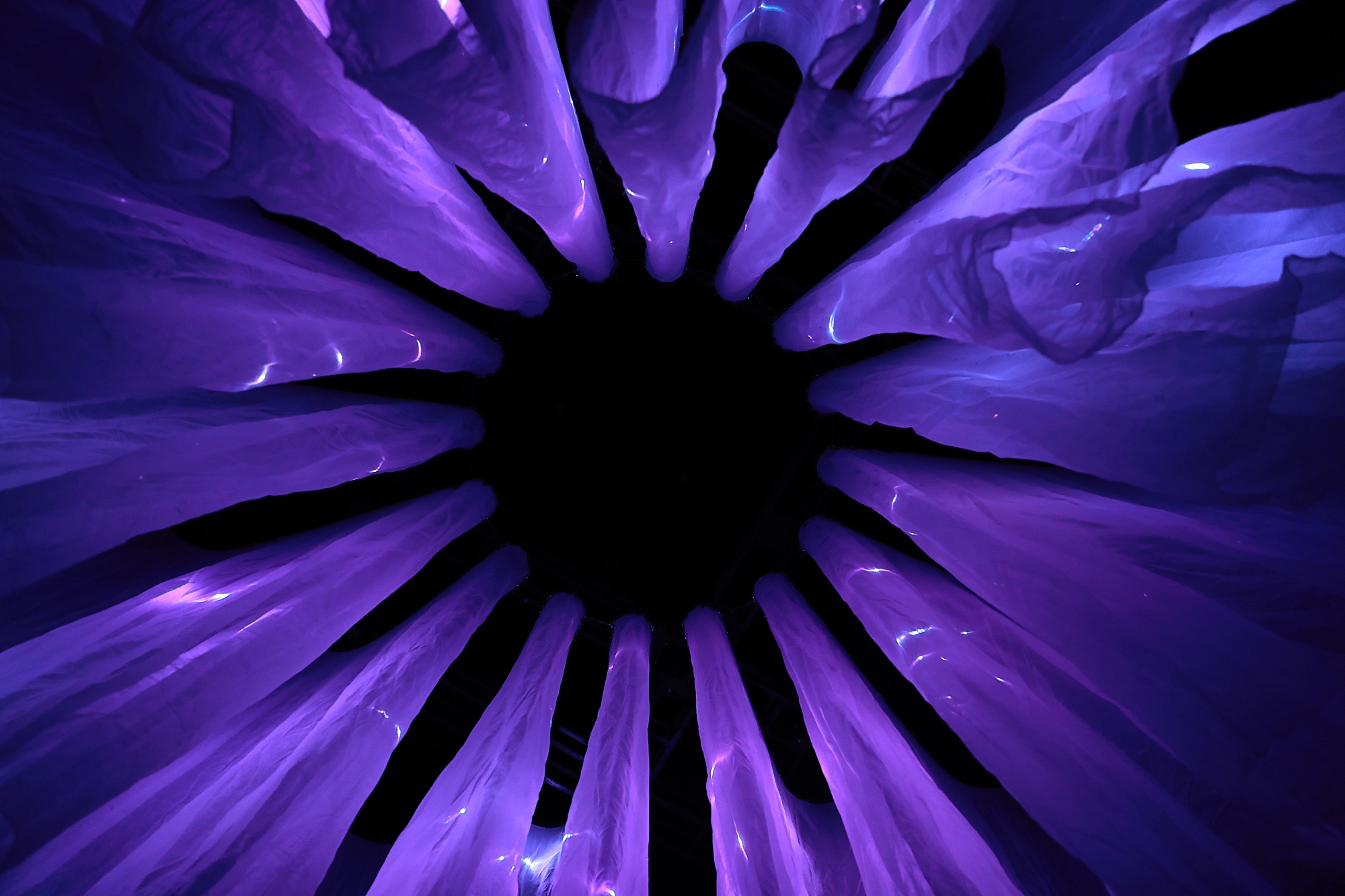 老程序员用几块破“蚊帐布”，创造最绚丽多彩的“云纱”艺术