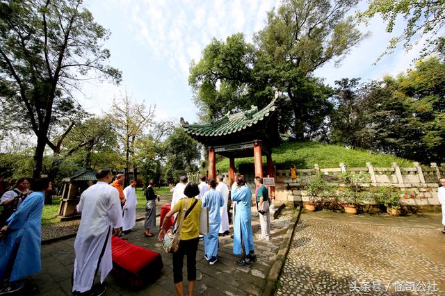 台湾高雄访湖北当阳关陵表演“扶鸾”这种古老的民间道术