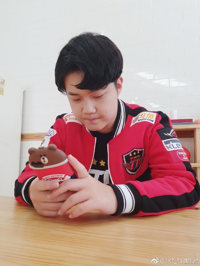 SKT又有新队服穿了!UntaraFaker状态良好登上韩服排名五六