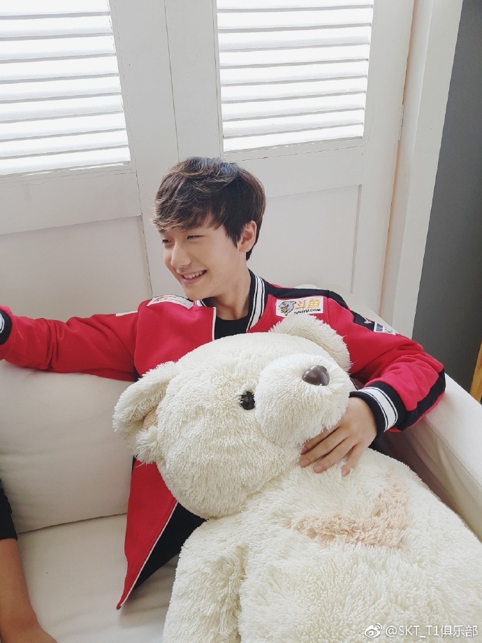 SKT又有新队服穿了!UntaraFaker状态良好登上韩服排名五六