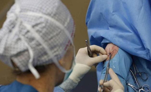 女人顺产侧切缝针为什么不打麻药,产妇侧切缝针后尿拉不出来怎么办