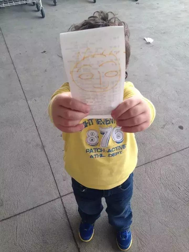 他是一名超市检票员，却依靠神奇画风，给大家带来快乐