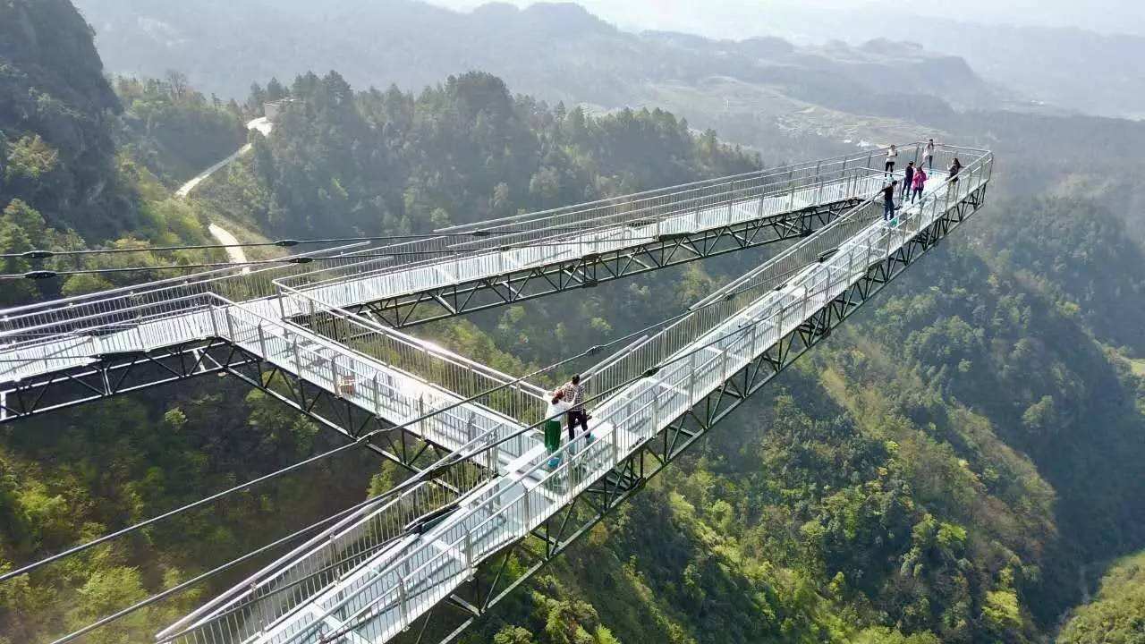 惊险刺激的炸裂玻璃栈道,吓尿玻璃桥视频