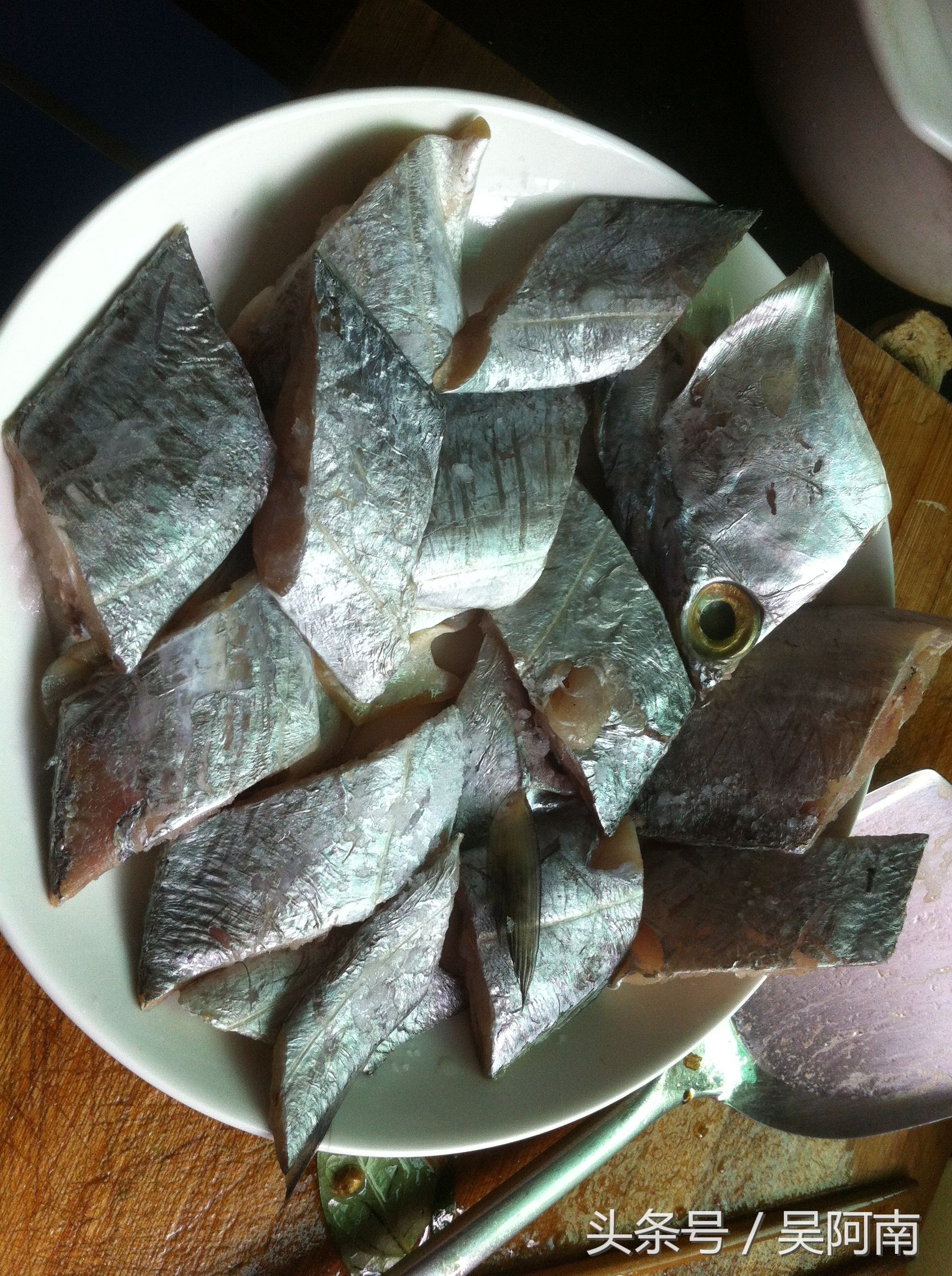 怎样煎带鱼不碎不粘锅又好吃,电饼铛煎带鱼怎么做不粘锅不破皮