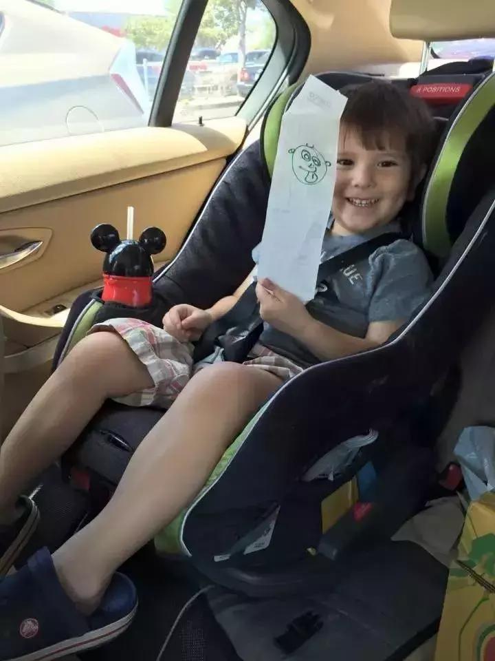 他是一名超市检票员，却依靠神奇画风，给大家带来快乐