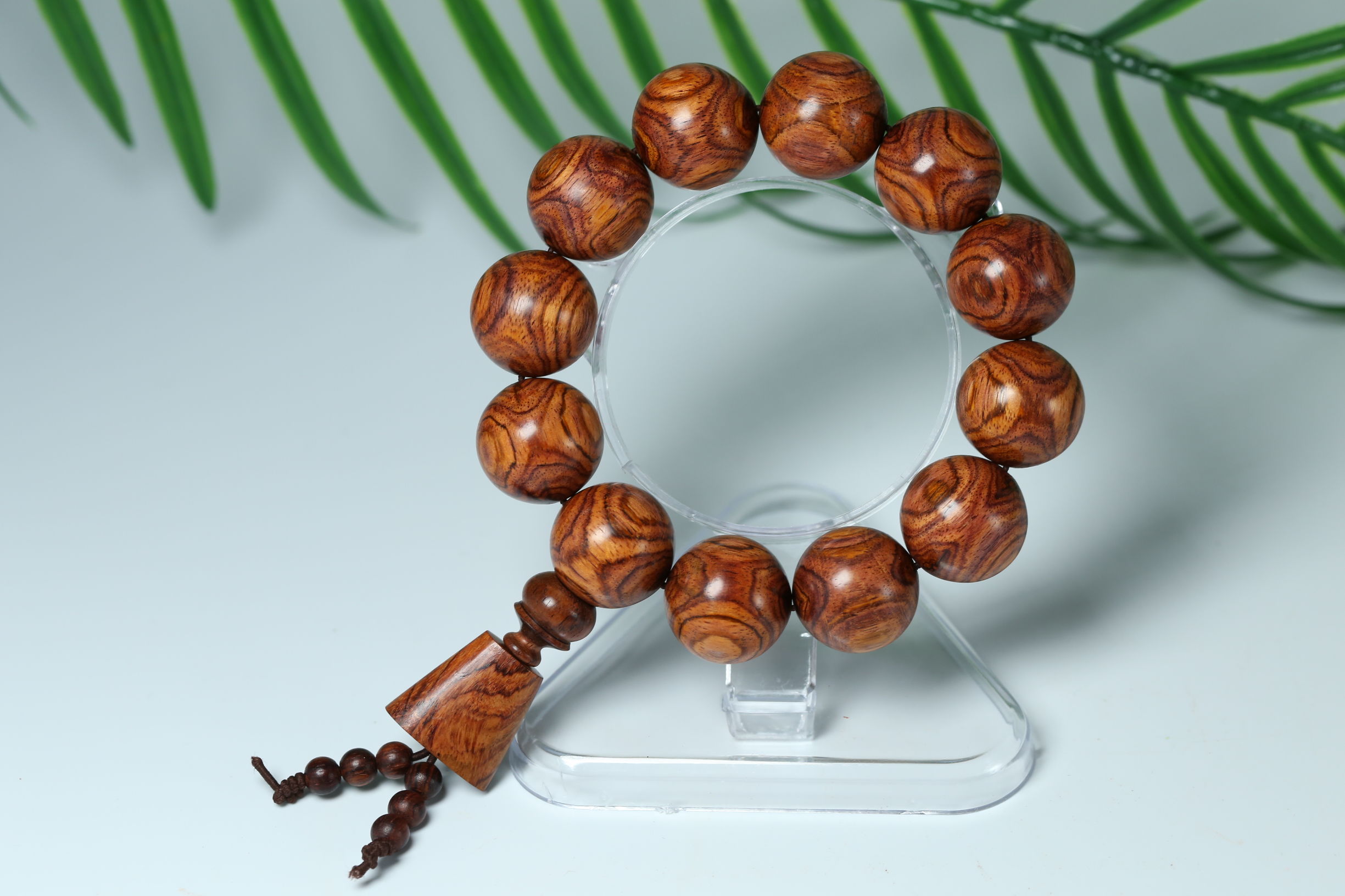 海南黄花梨手串对人体有什么好处,正宗海南黄花梨手串玩出来什么样