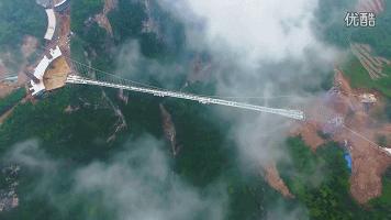 惊险刺激的炸裂玻璃栈道,吓尿玻璃桥视频