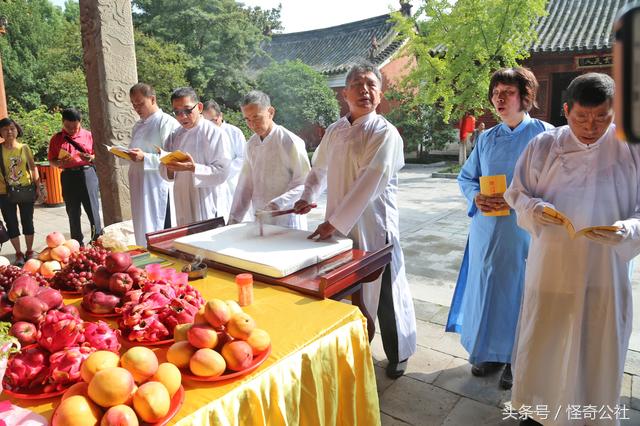台湾高雄访湖北当阳关陵表演“扶鸾”这种古老的民间道术