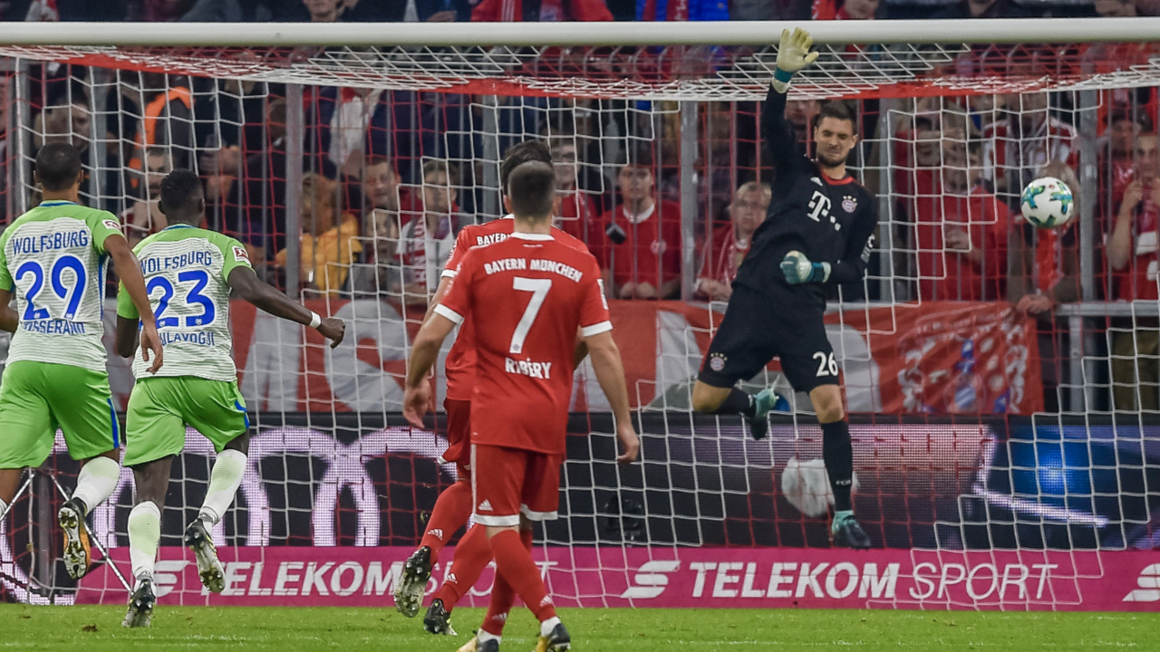 诺伊尔说出九年秘密：脚上一直带金属片比赛，对手术很乐观