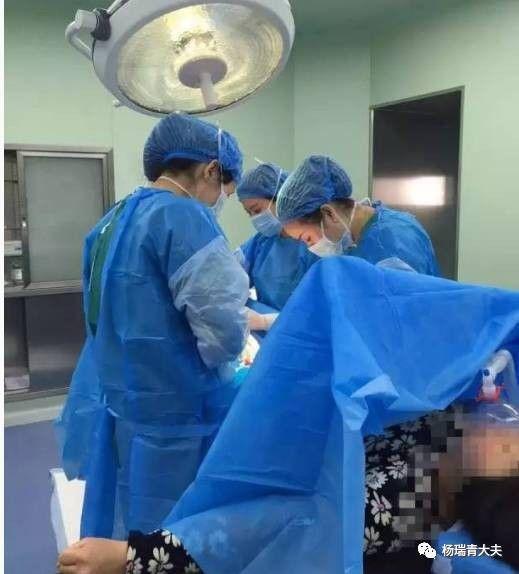 怪异女生怀孕,怀孕初期胚胎长在子宫正中间吗