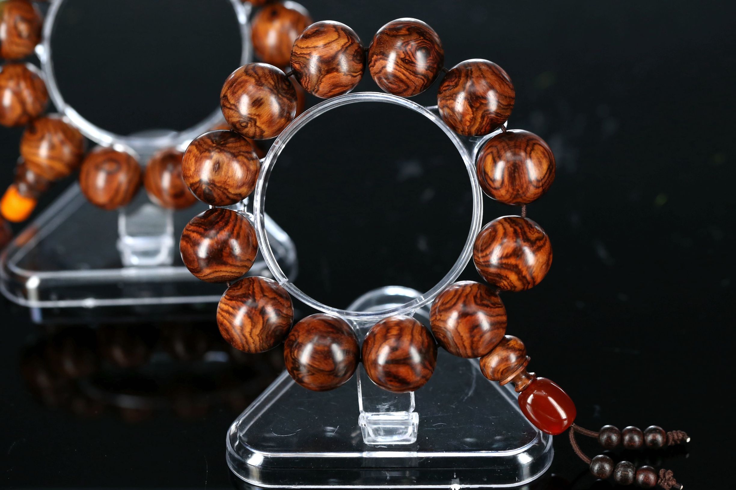 海南黄花梨手串对人体有什么好处,正宗海南黄花梨手串玩出来什么样