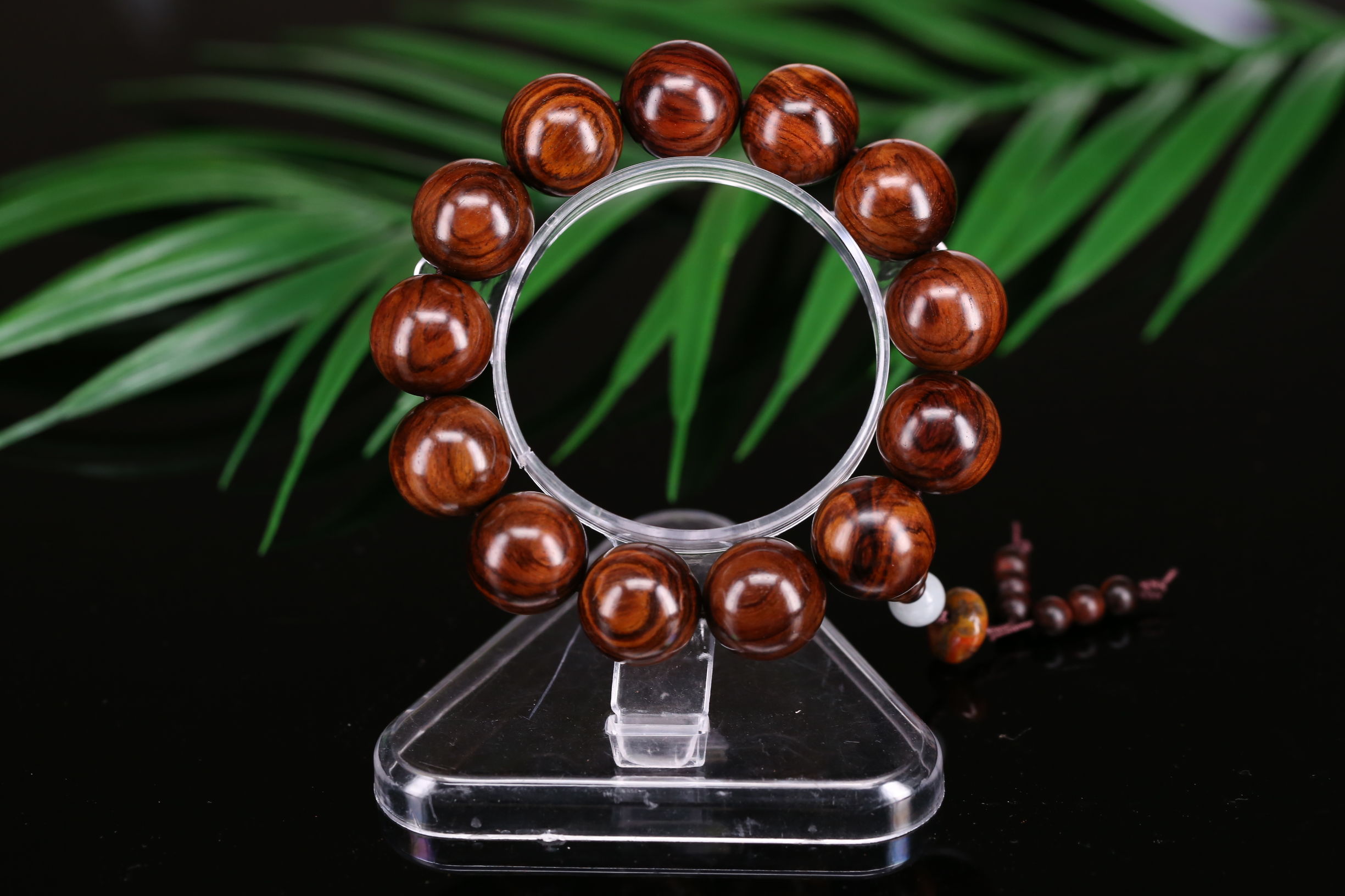 海南黄花梨手串对人体有什么好处,正宗海南黄花梨手串玩出来什么样