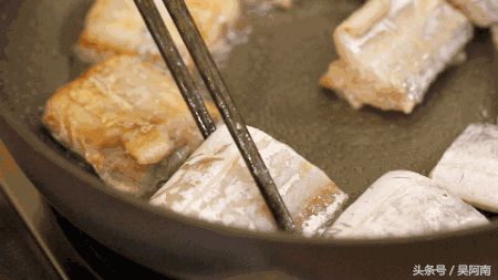 怎样煎带鱼不碎不粘锅又好吃,电饼铛煎带鱼怎么做不粘锅不破皮