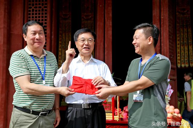 台湾高雄访湖北当阳关陵表演“扶鸾”这种古老的民间道术