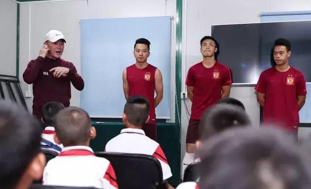 种子计划｜足球小将走进恒大基地傅博讲解阵型战术