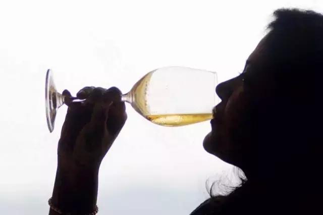 怎么优雅的吐烟,如何吐酒视频教程