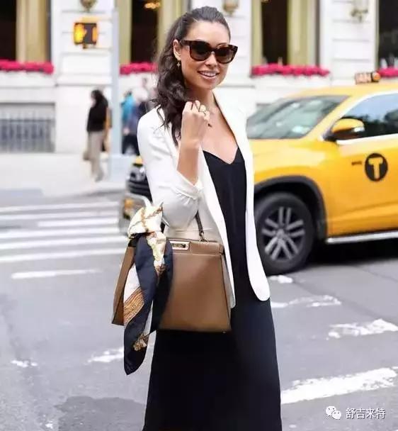 想让包包少进几次维修店？看看丝巾护包小妙招！